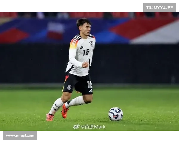 门兴莱比锡赛前热身,新援卡斯特罗普加练射门 门兴莱比锡赛前热身,新援卡斯特罗普加练射门